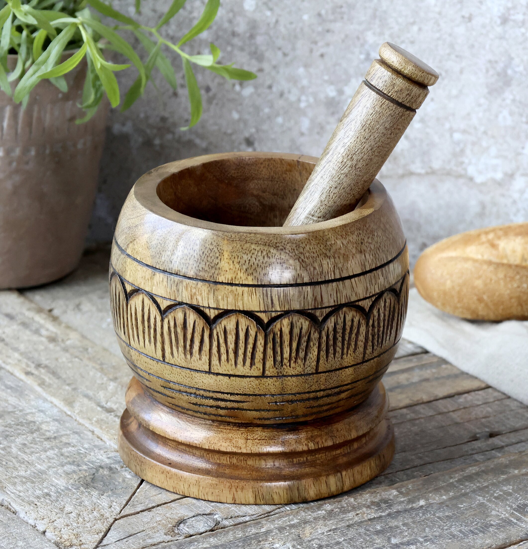 Mortel Tours Mangoträ från Chic Antique på rustikt träbord