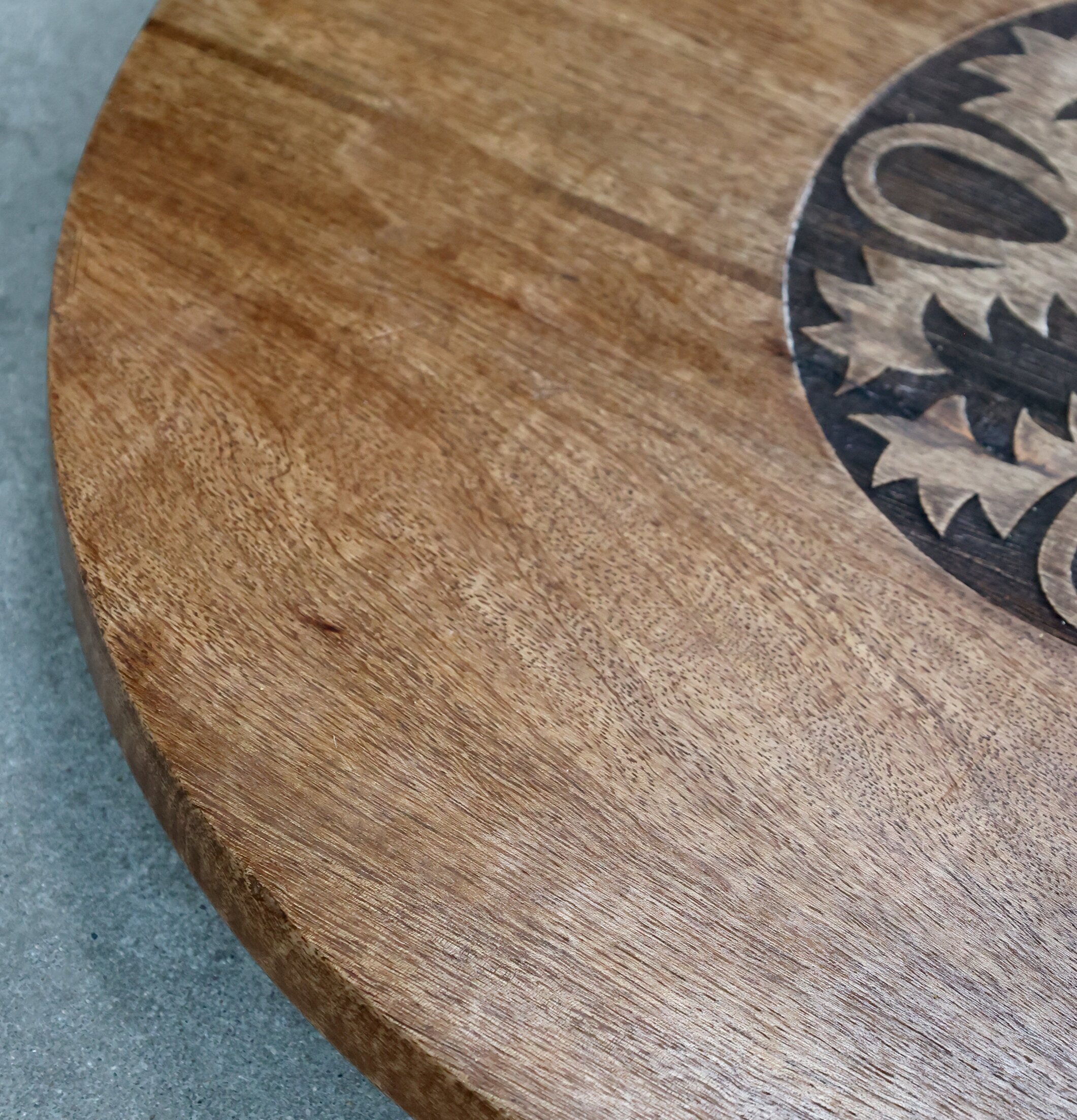 Tapasfat Med Roterande Fot från Chic Antique på cementyta