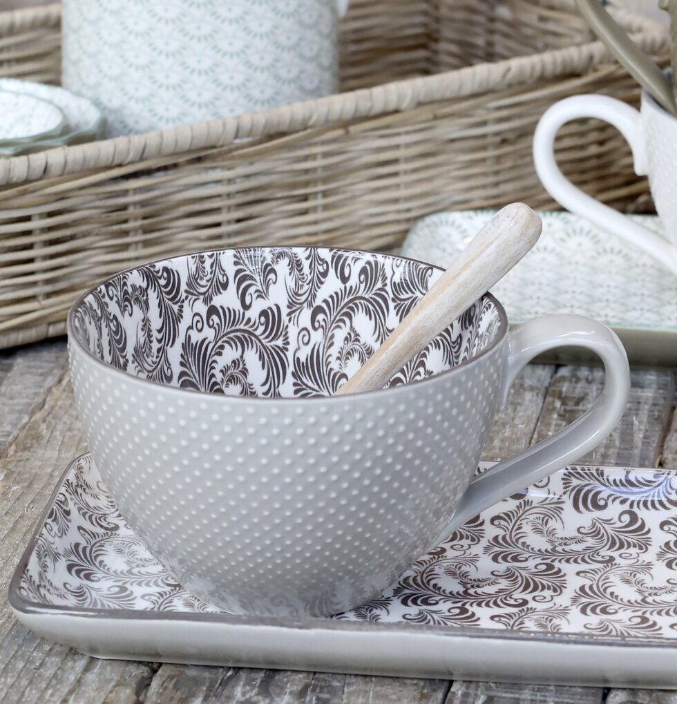 Arés Kopp Mocca från Chic Antique på rustikt träbord