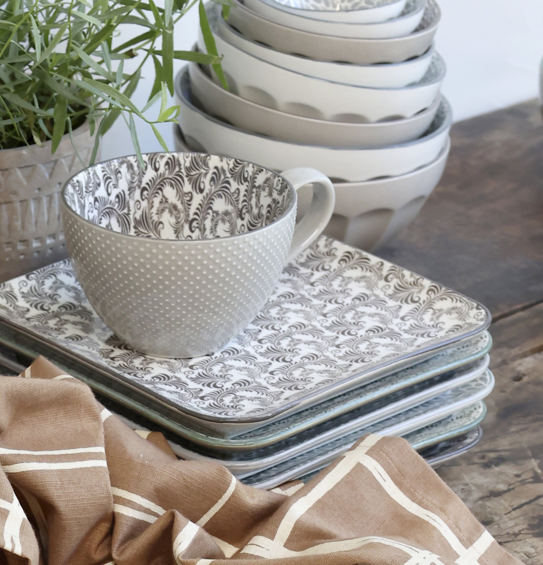 Arés Kopp Mocca från Chic Antique med matchande tallrikar