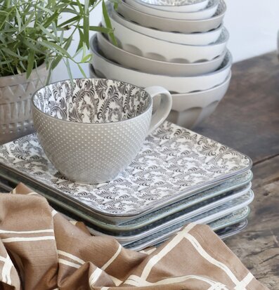 Arés Kopp Mocca från Chic Antique med matchande tallrikar