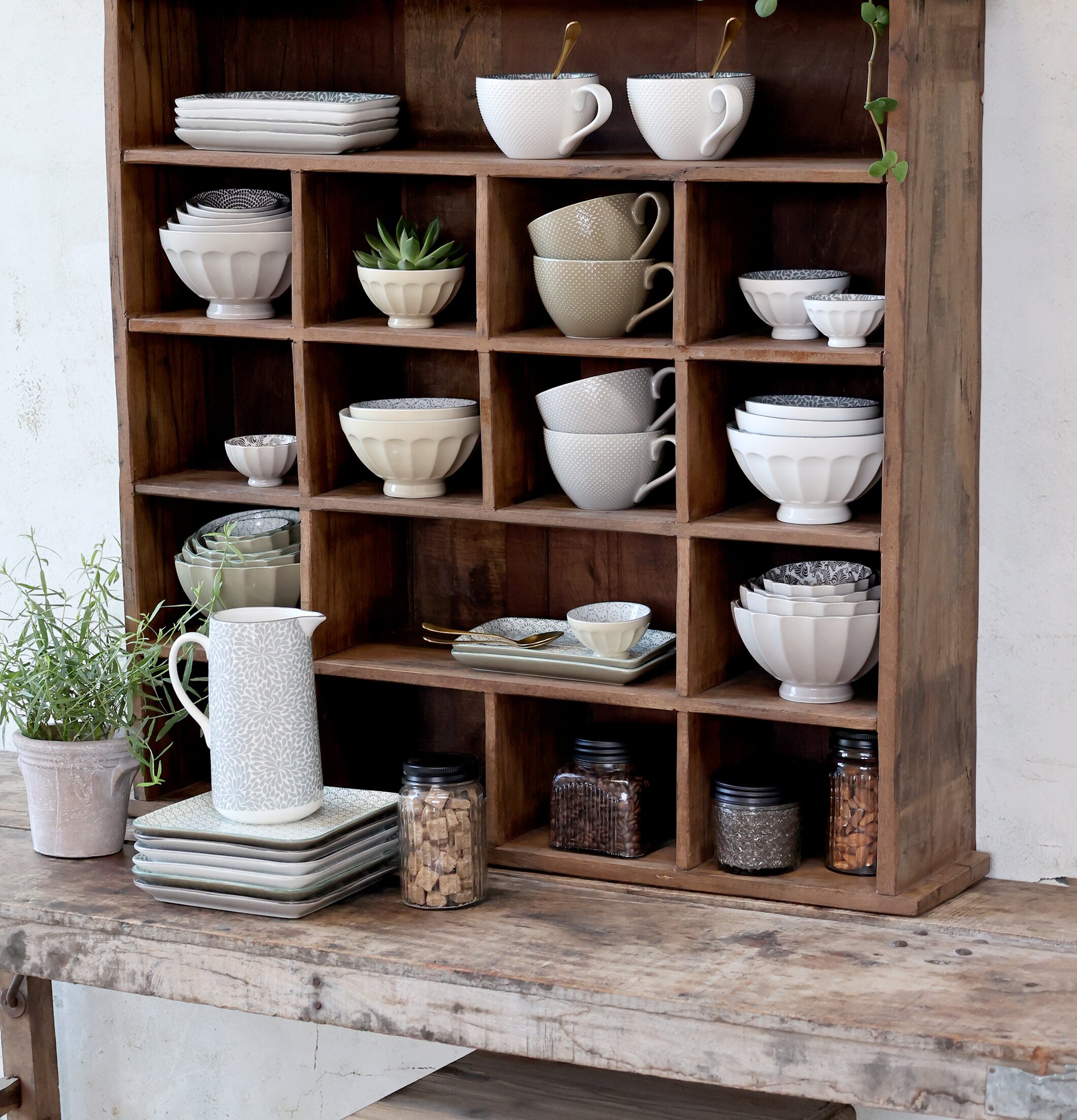 Arés Kopp Mocca från Chic Antique i en rustik trähylla