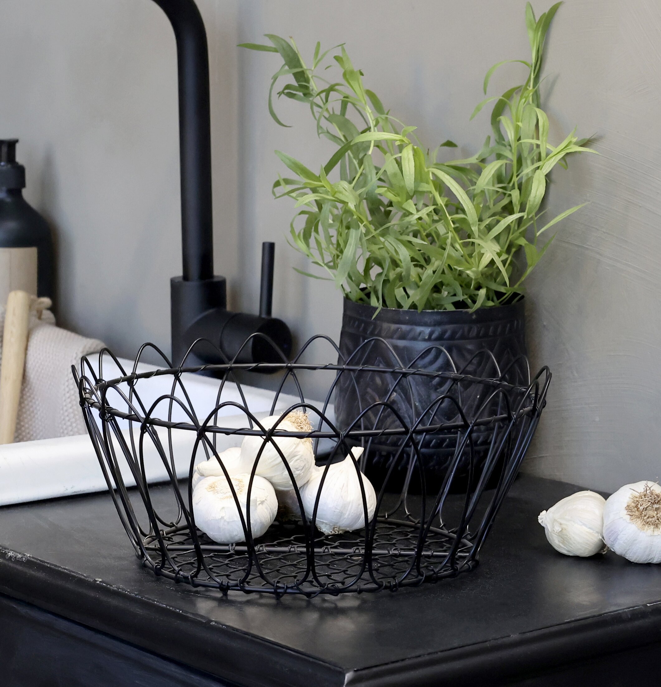 Trådkorg Svart från Chic Antique på svart köksbänk