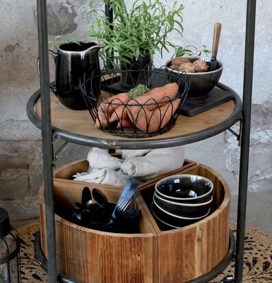 Trådkorg Svart från Chic Antique fylld med sötpotatis.