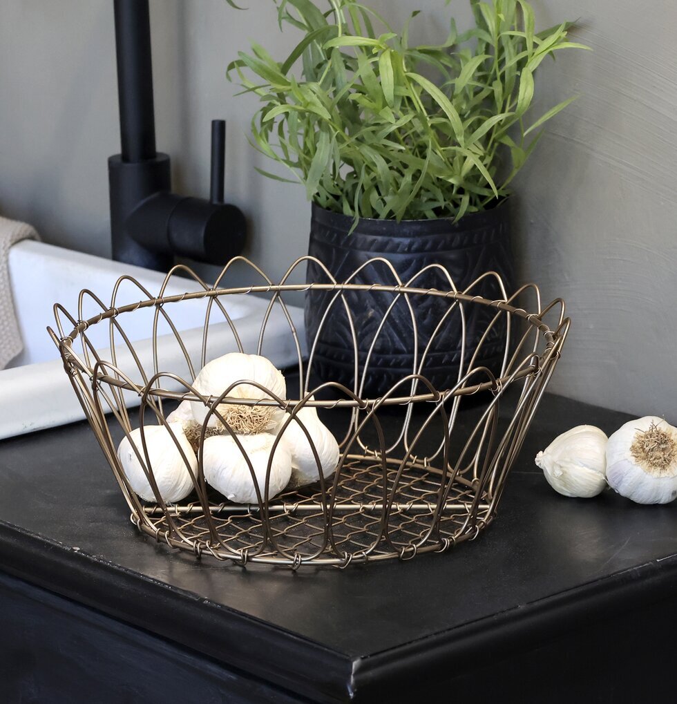 Trådkorg Antik Mässing från Chic Antique på svart köksbänk