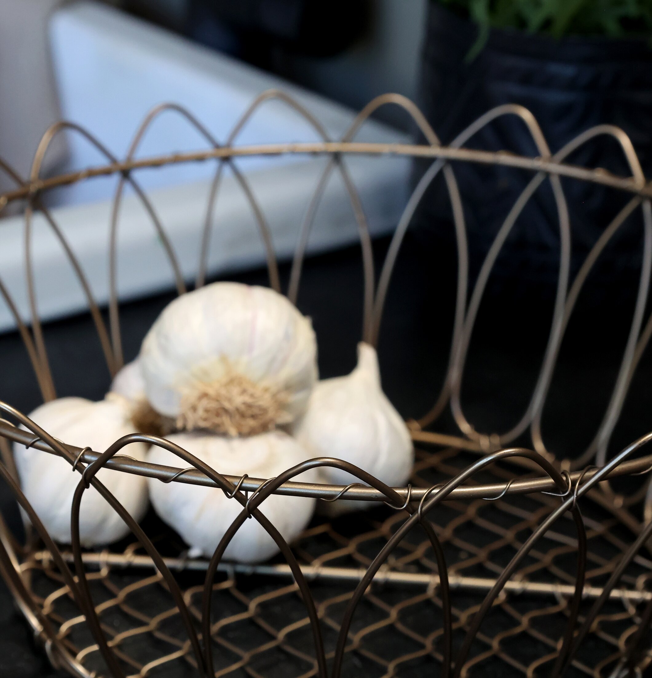 Trådkorg Antik Mässing från Chic Antique fylld med vitlök
