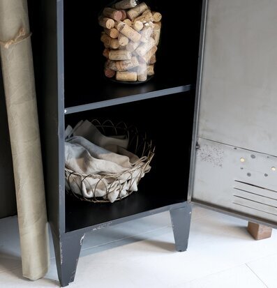 Trådkorg Antik Mässing från Chic Antique på svart hylla