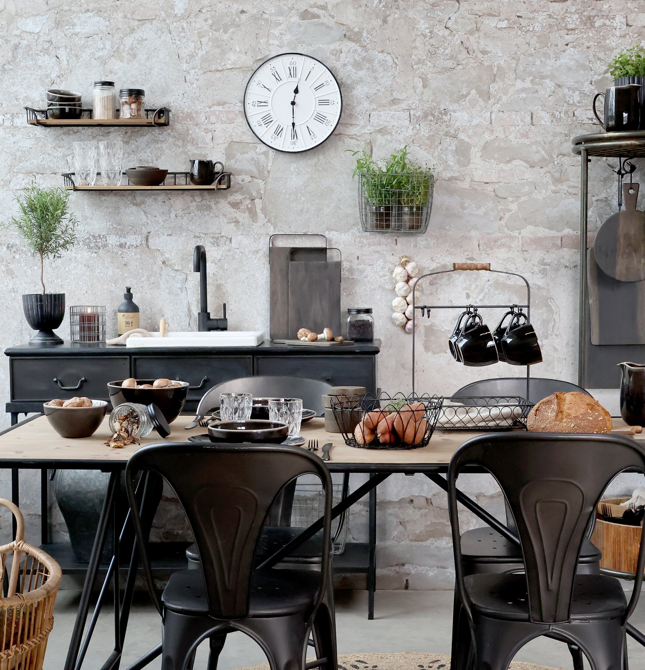 Vägghylla Antiksvart Set/2 från Chic Antique på tegelvägg