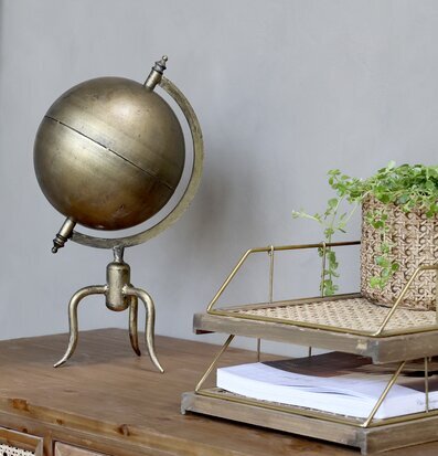 Brevkorg Rotting från Chic Antique på träbyrå med växt