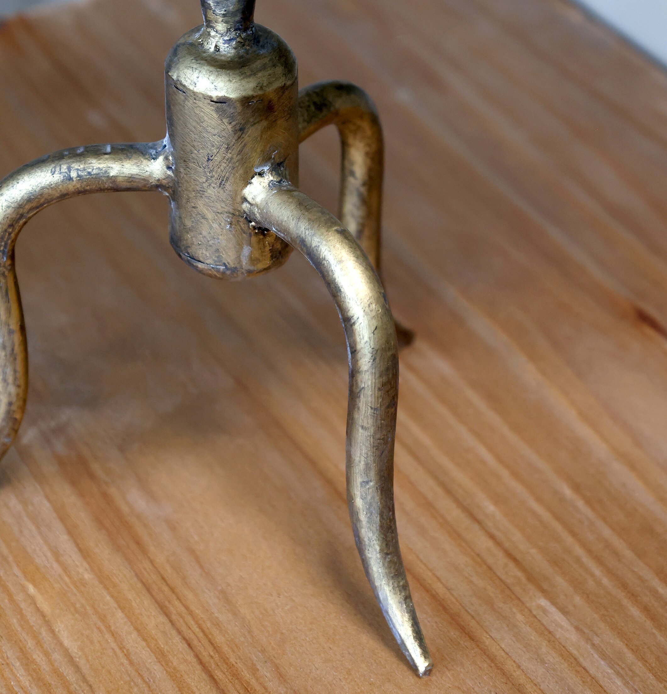 Glob Deko Antik Mässing från Chic Antique på träbord