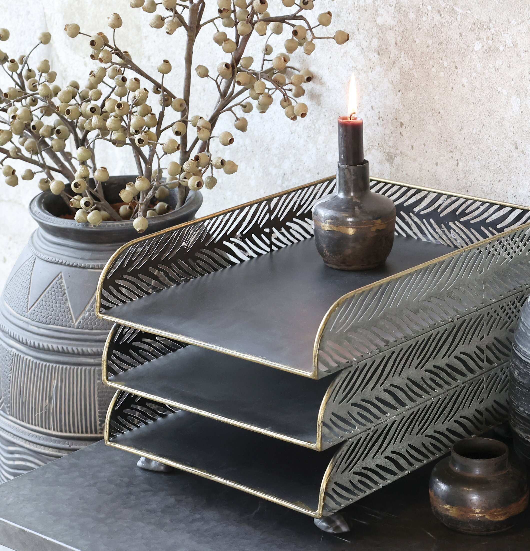 Brevkorg Med Mönster från Chic Antique på mörk yta