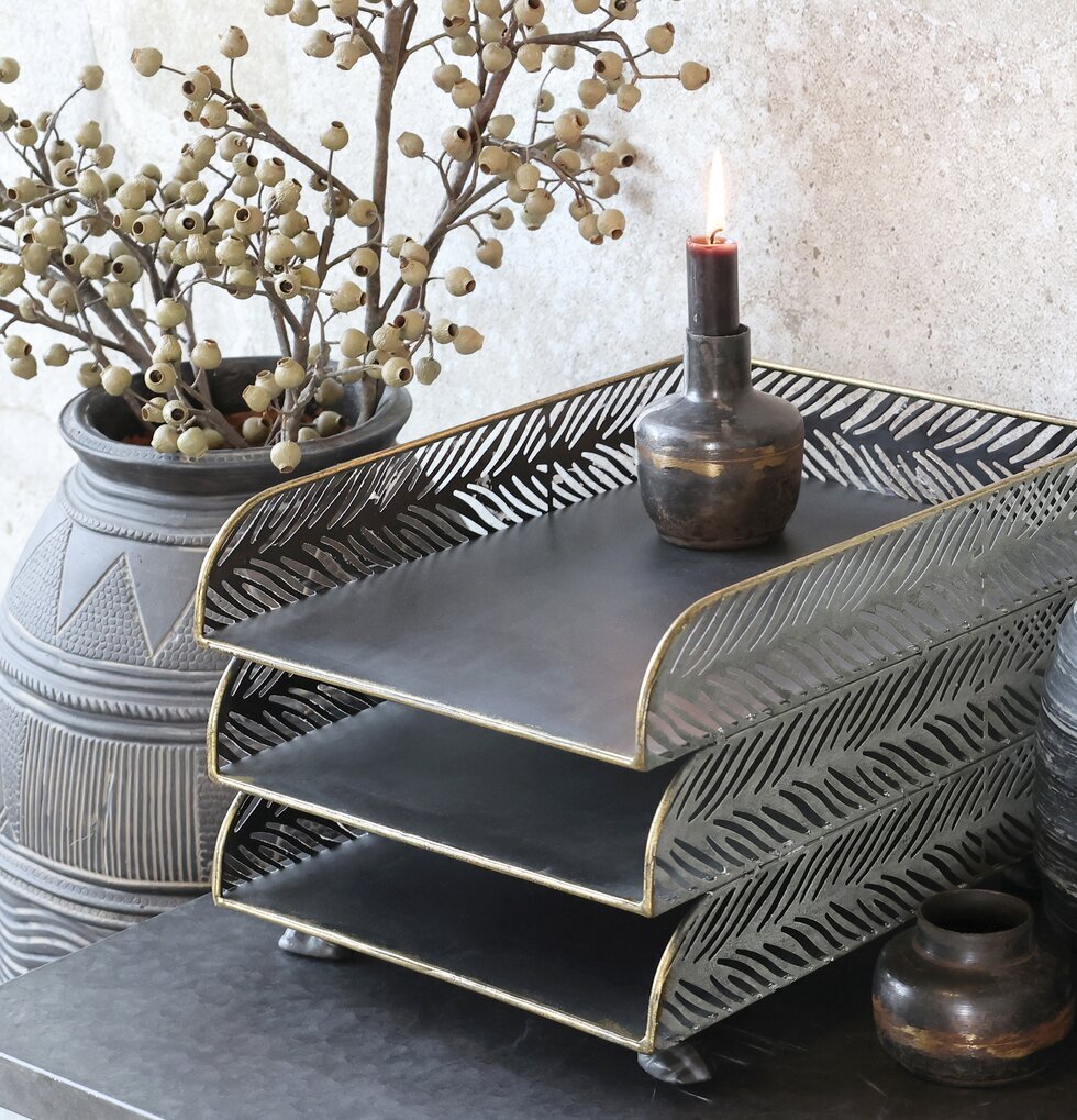 Brevkorg Med Mönster från Chic Antique på mörk yta