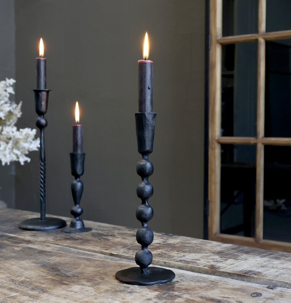 Ljusstake Antiksvart från Chic Antique på rustikt träbord