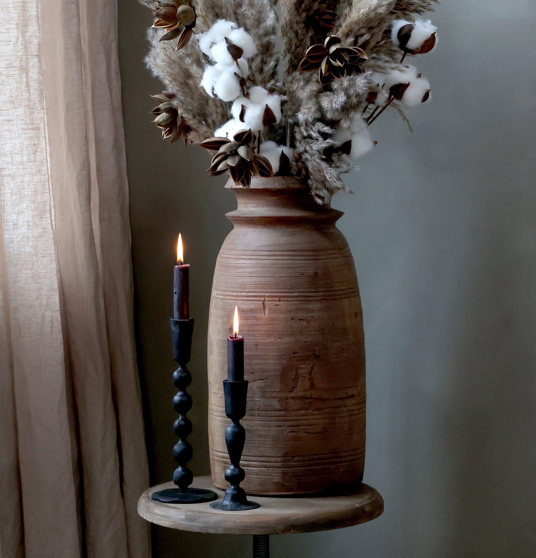 Ljusstake Antiksvart från Chic Antique på rustikt sidobord