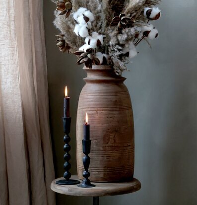 Ljusstake Antiksvart från Chic Antique på rustikt sidobord