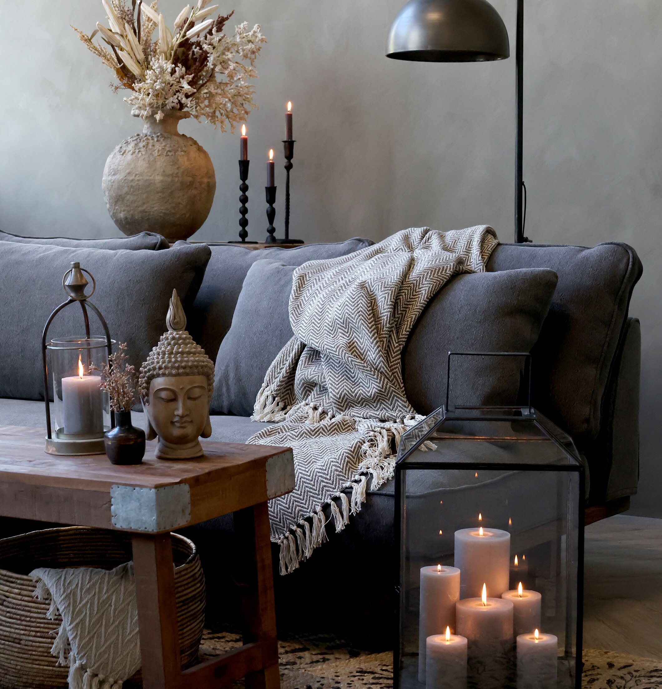 Ljusstake Antiksvart från Chic Antique på rustikt träbord