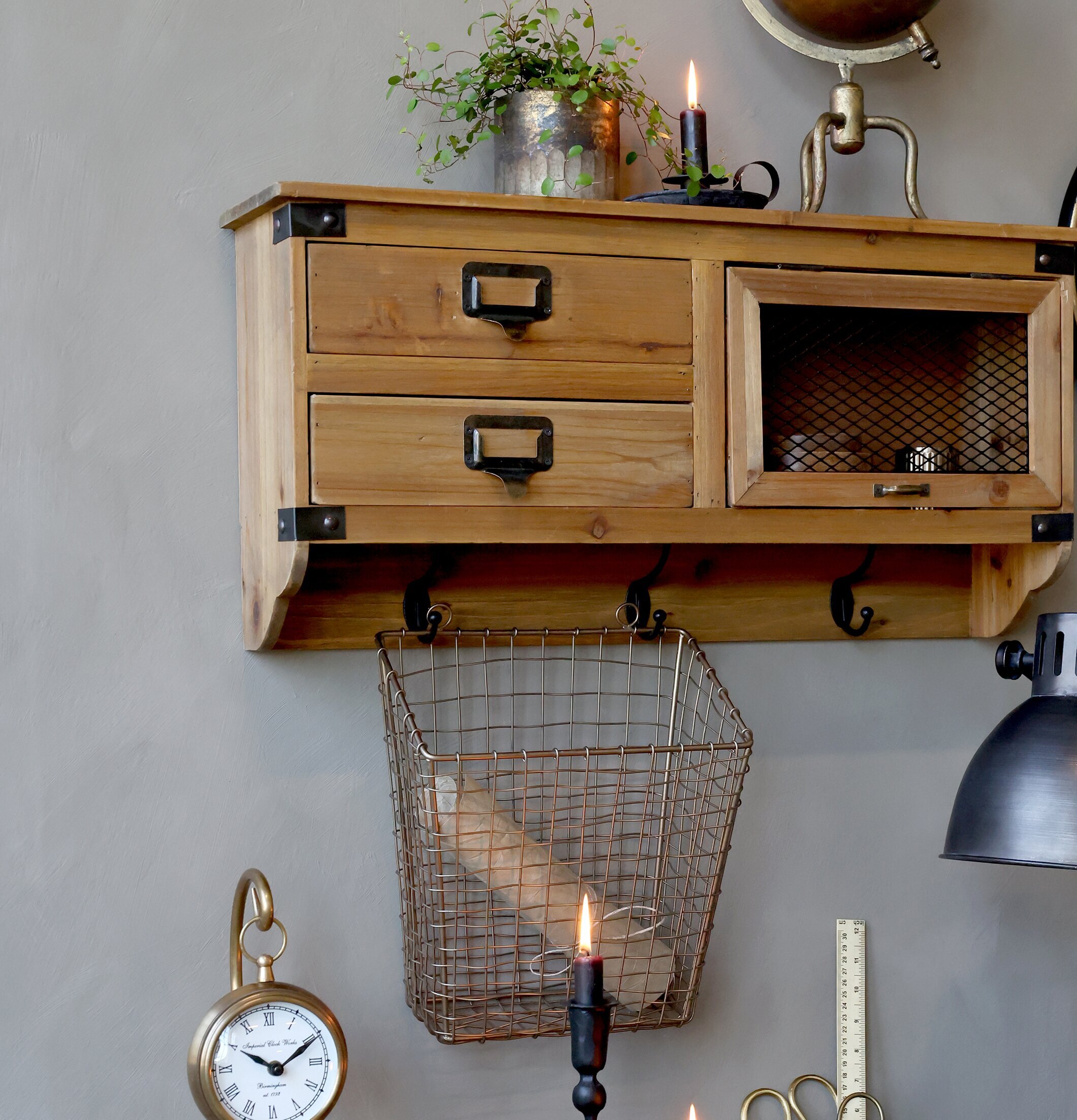 Vägghylla Med Lådor & Krokar från Chic Antique i rustik stil