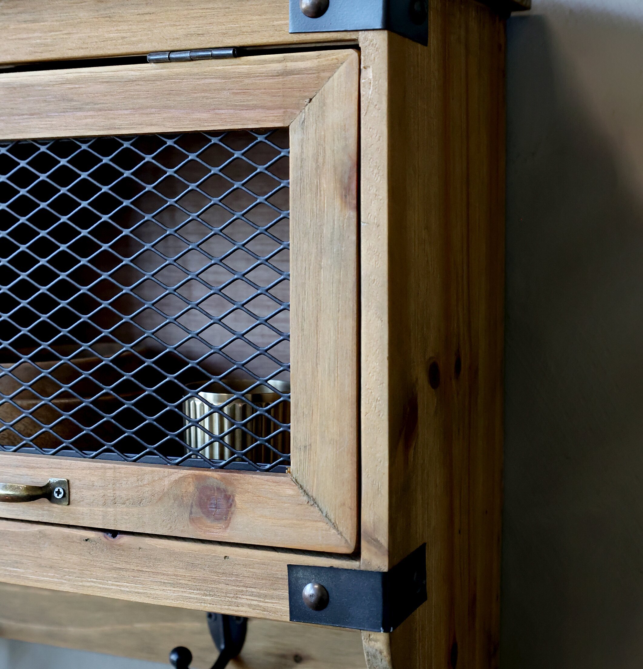 Vägghylla Med Lådor & Krokar från Chic Antique på vägg