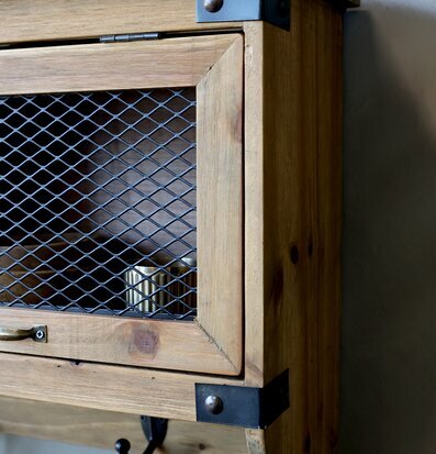 Vägghylla Med Lådor & Krokar från Chic Antique på vägg