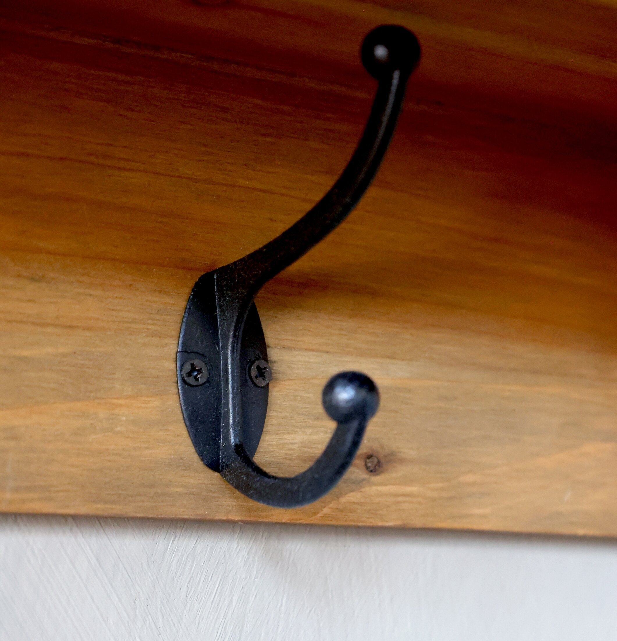 Vägghylla Med Lådor & Krokar från Chic Antique i trä