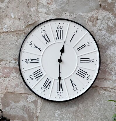 Väggklocka Vit från Chic Antique på rå tegelvägg med växter