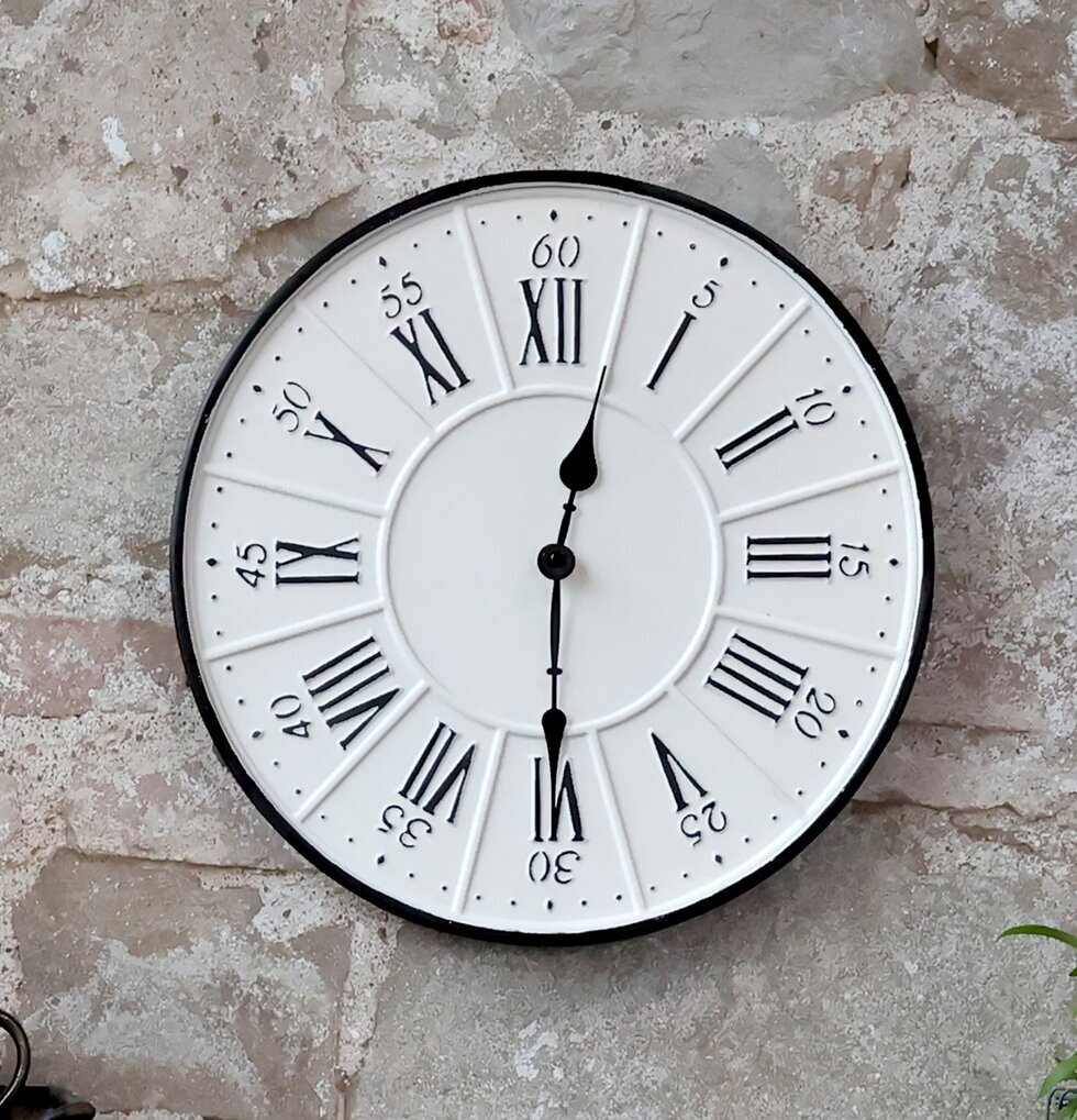 Väggklocka Vit från Chic Antique på rå tegelvägg med växter