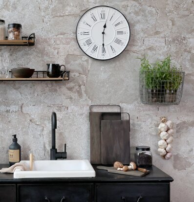 Väggklocka Vit från Chic Antique i ett rustikt kök