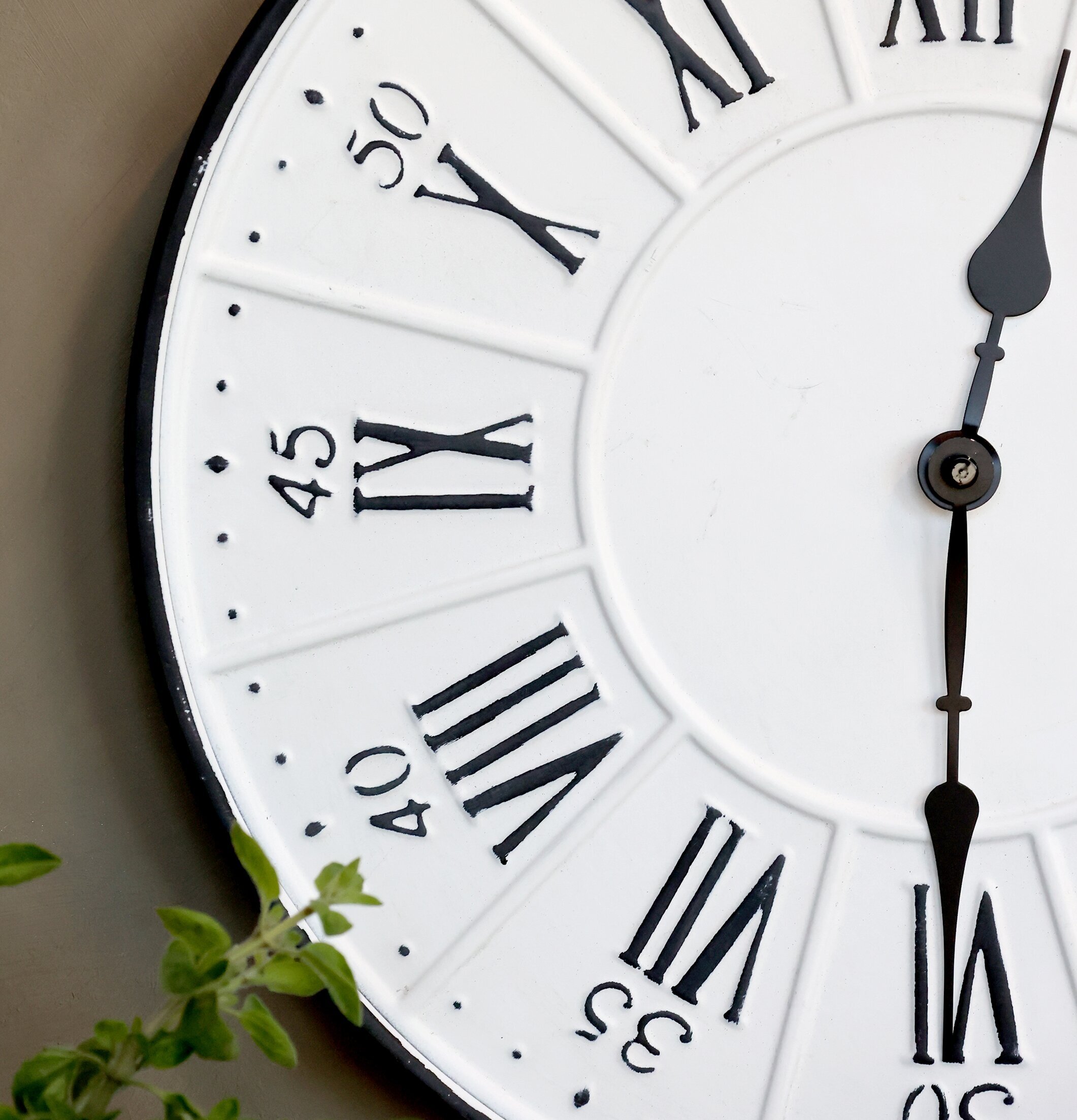 Väggklocka Vit från Chic Antique med svart ram och siffror