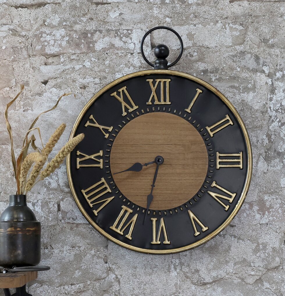 Väggklocka Svart/Guld från Chic Antique på rustik stenvägg