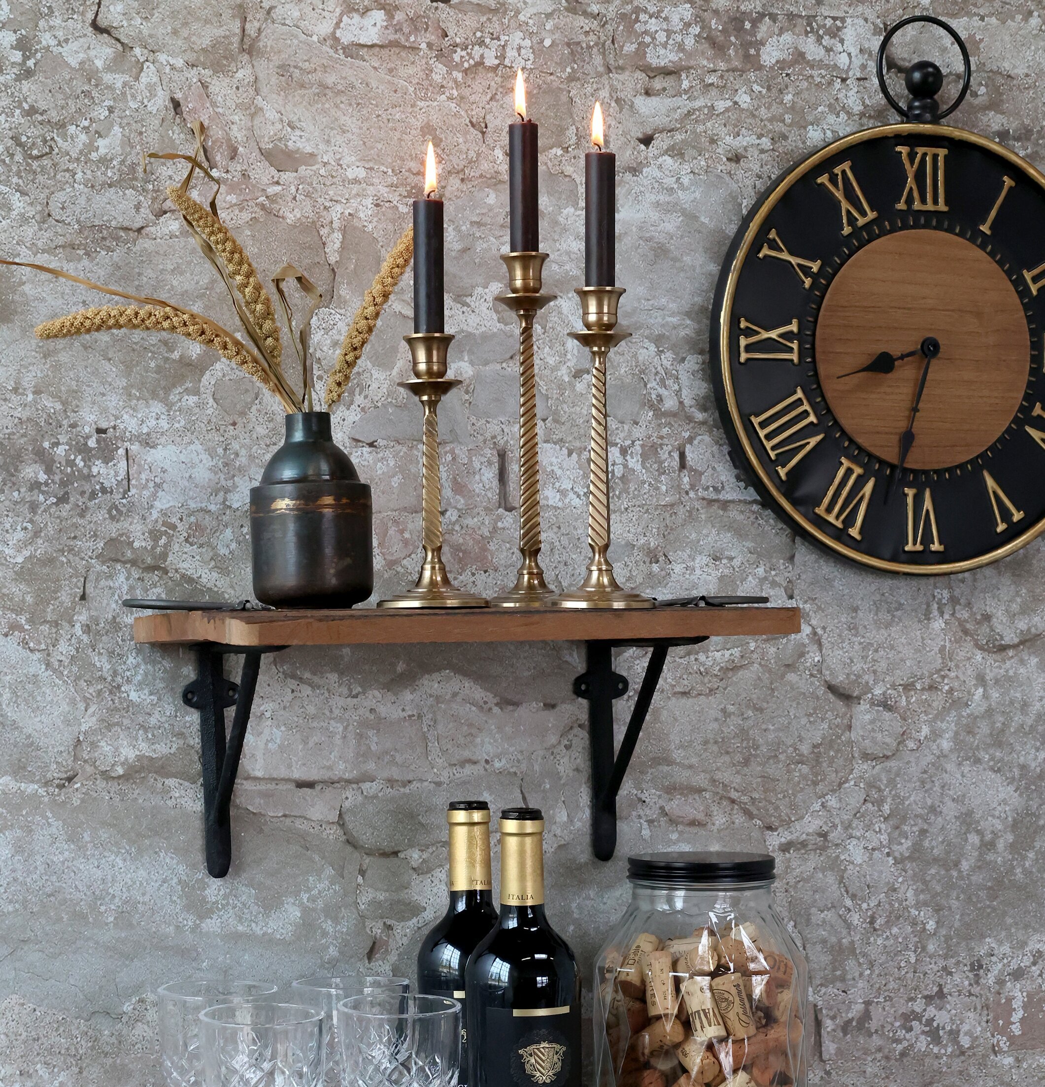 Väggklocka Svart/Guld från Chic Antique på rustik tegelvägg