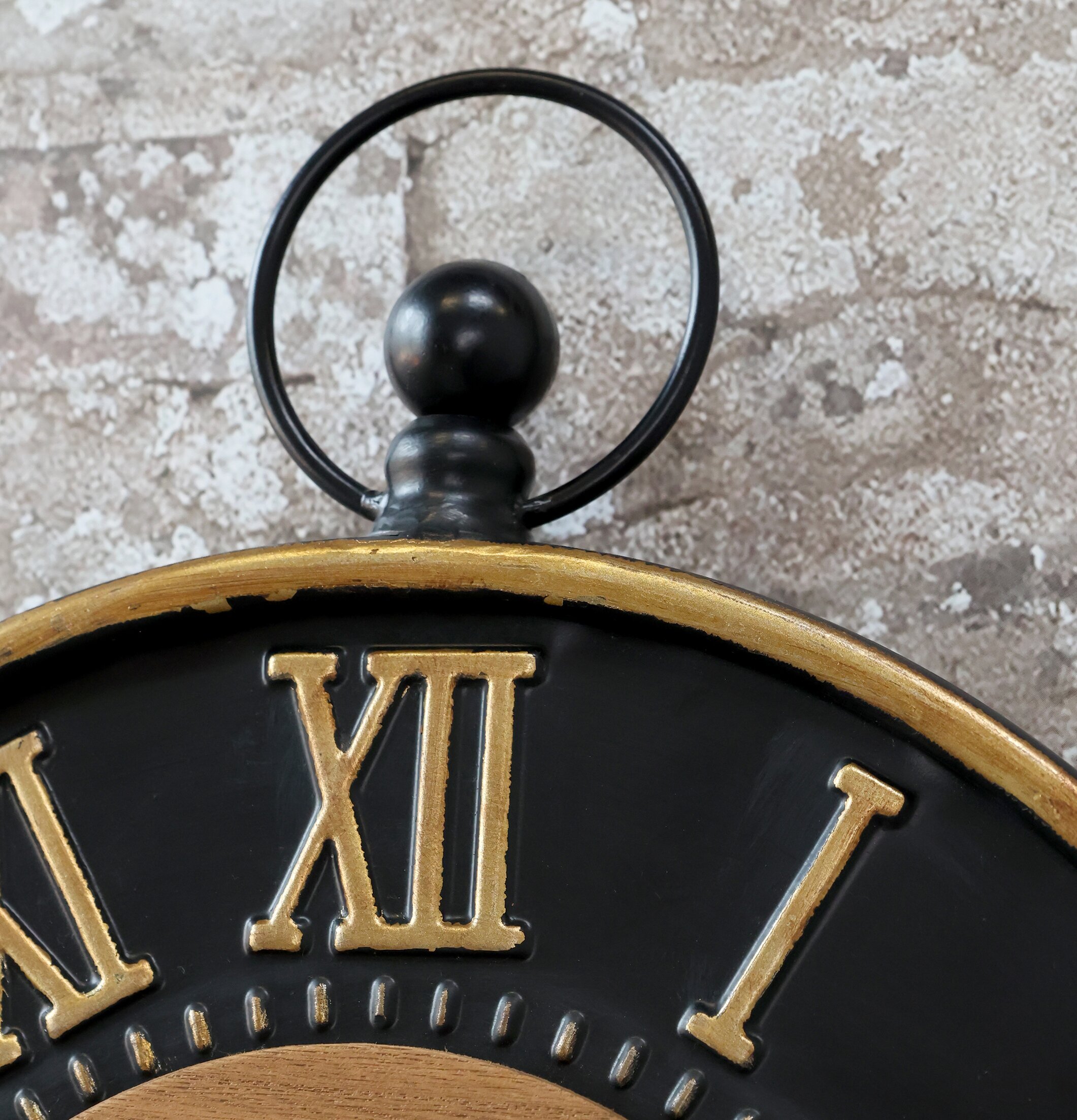 Väggklocka Svart/Guld från Chic Antique på rustik vägg