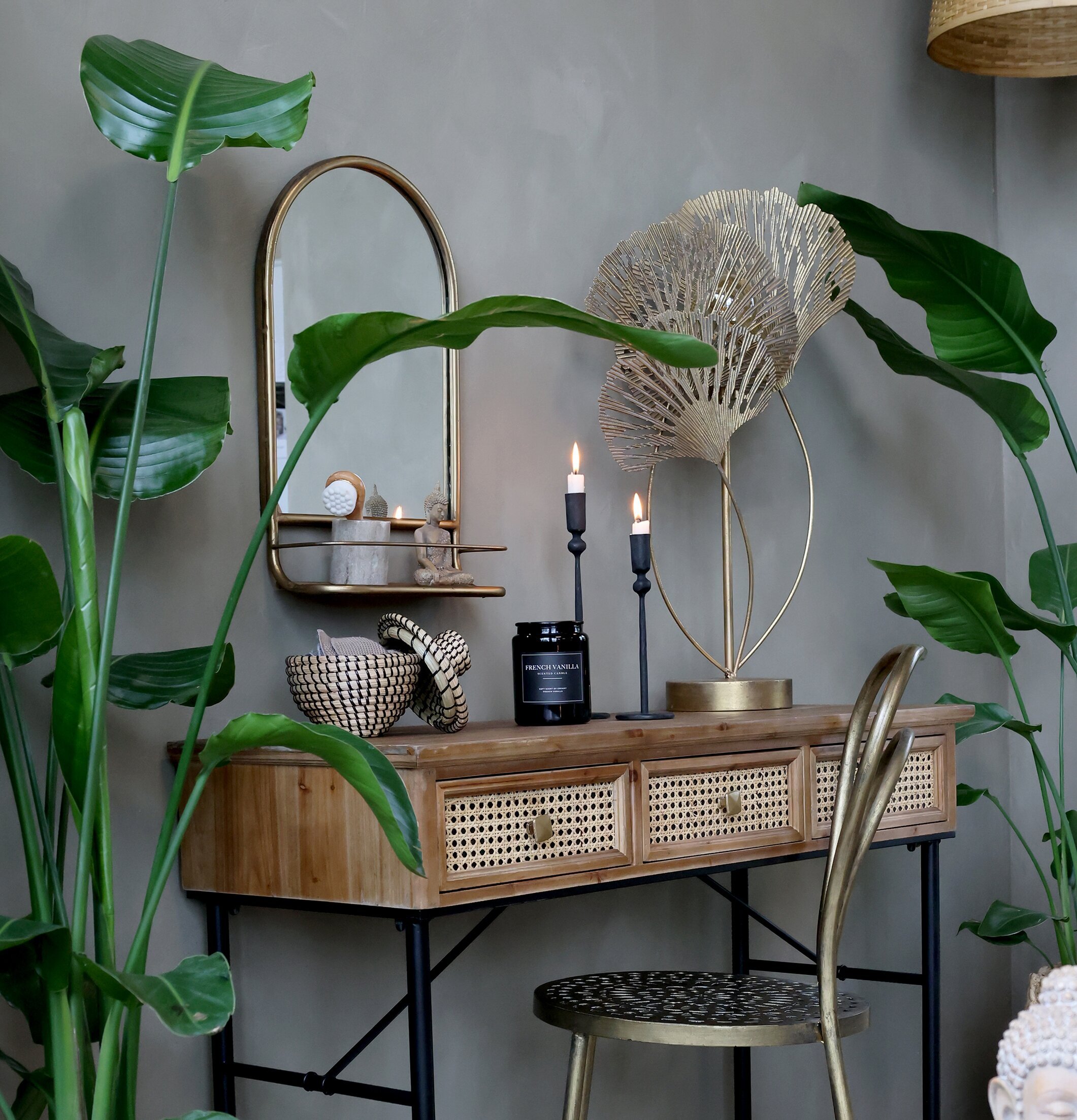 Väggspegel Med Hylla från Chic Antique på grå vägg