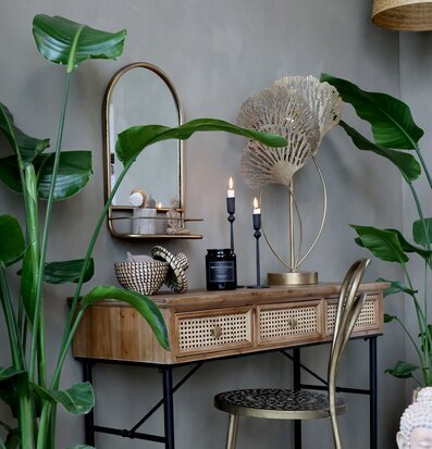 Väggspegel Med Hylla från Chic Antique på grå vägg