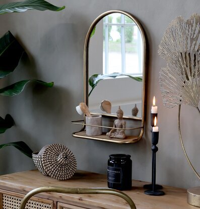 Väggspegel Med Hylla från Chic Antique i hemtrevlig miljö