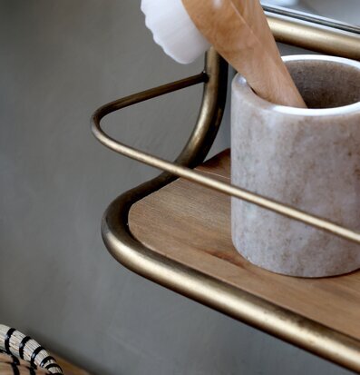 Väggspegel Med Hylla från Chic Antique med mugg och borste