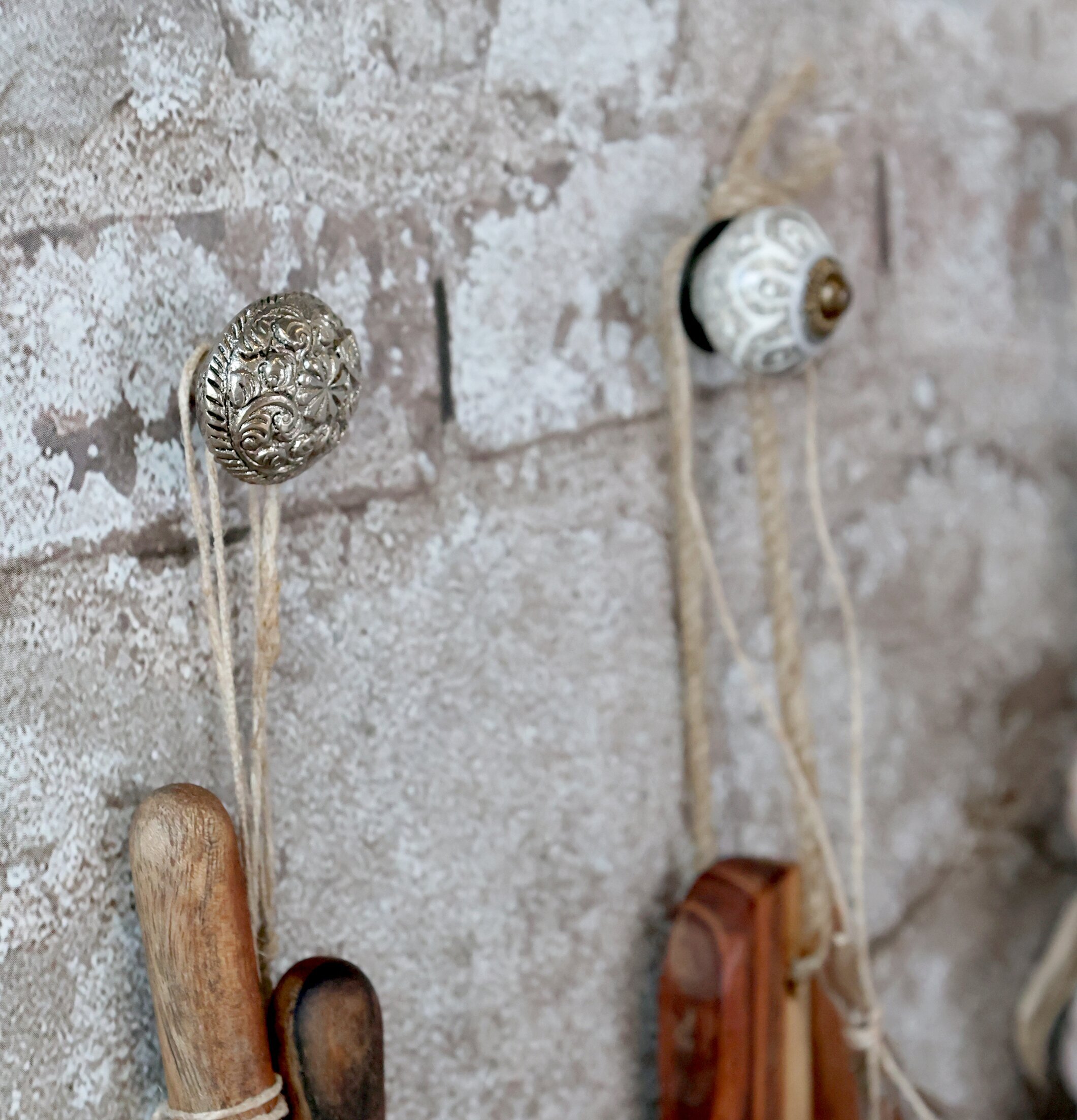 Väggknopp Antiksilver från Chic Antique på rustik vägg