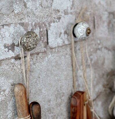 Väggknopp Antiksilver från Chic Antique på rustik vägg