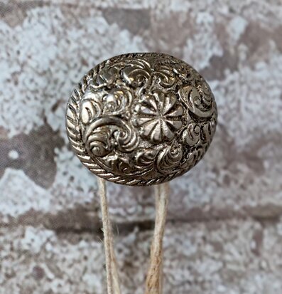 Väggknopp Antiksilver från Chic Antique på vitkalkad vägg