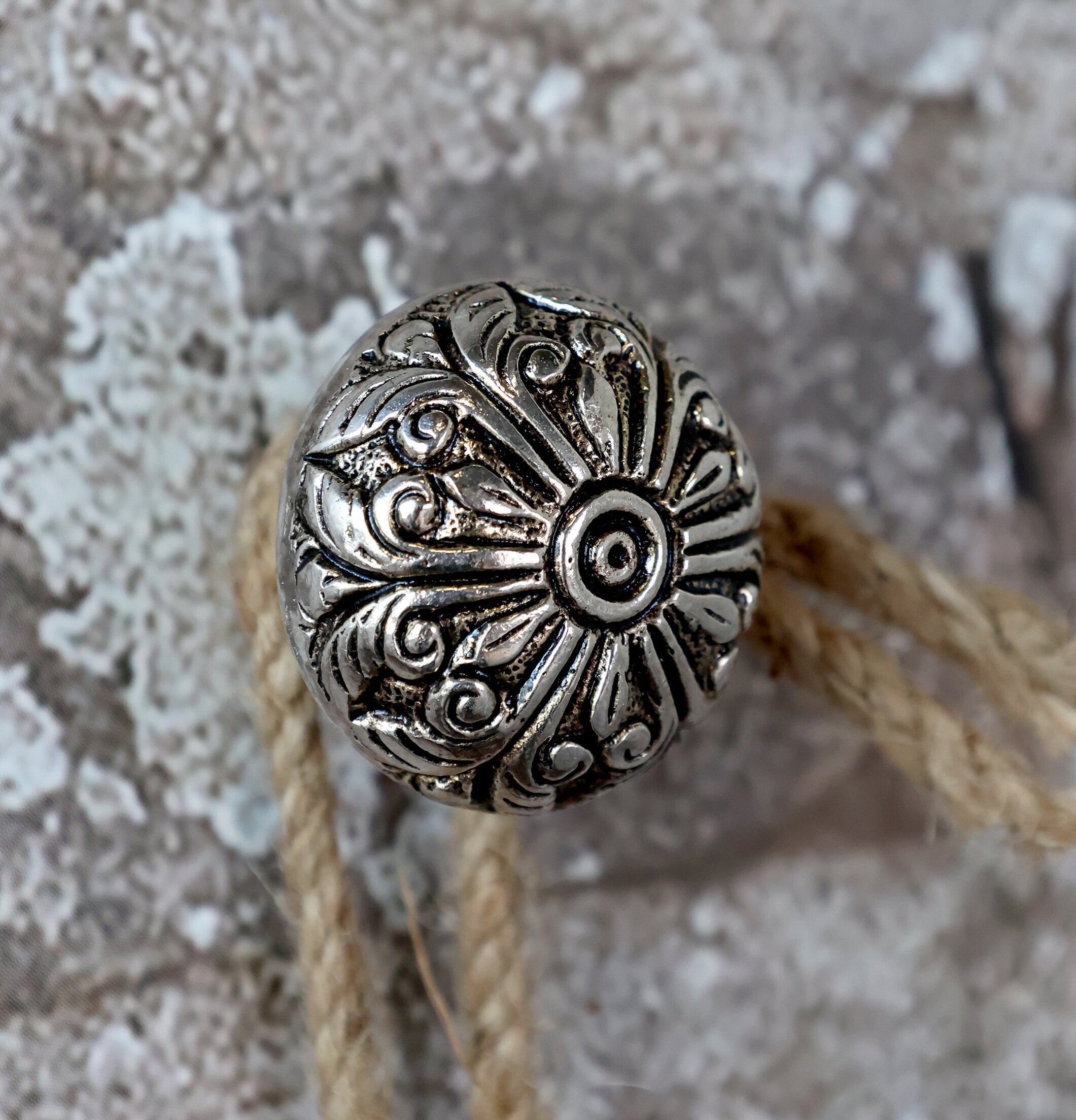 Väggknopp Antiksilver från Chic Antique mot betongvägg