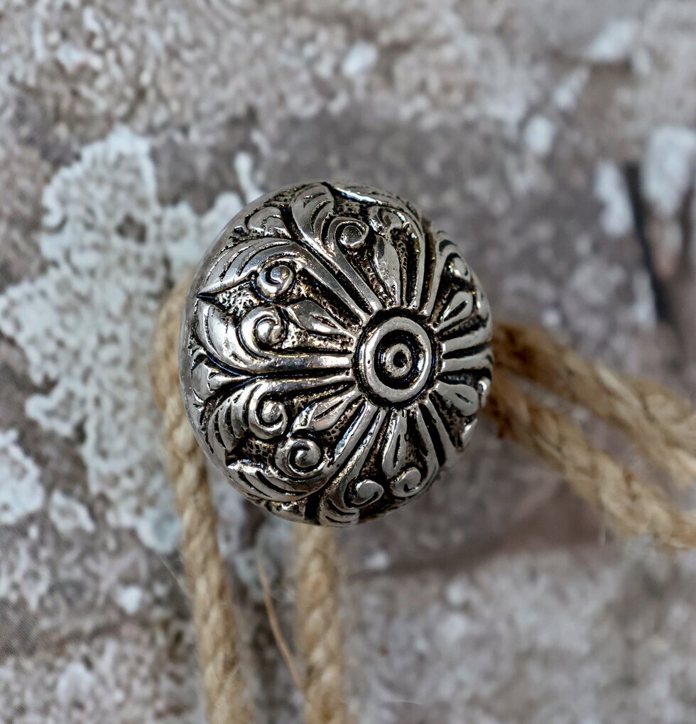 Väggknopp Antiksilver från Chic Antique mot betongvägg