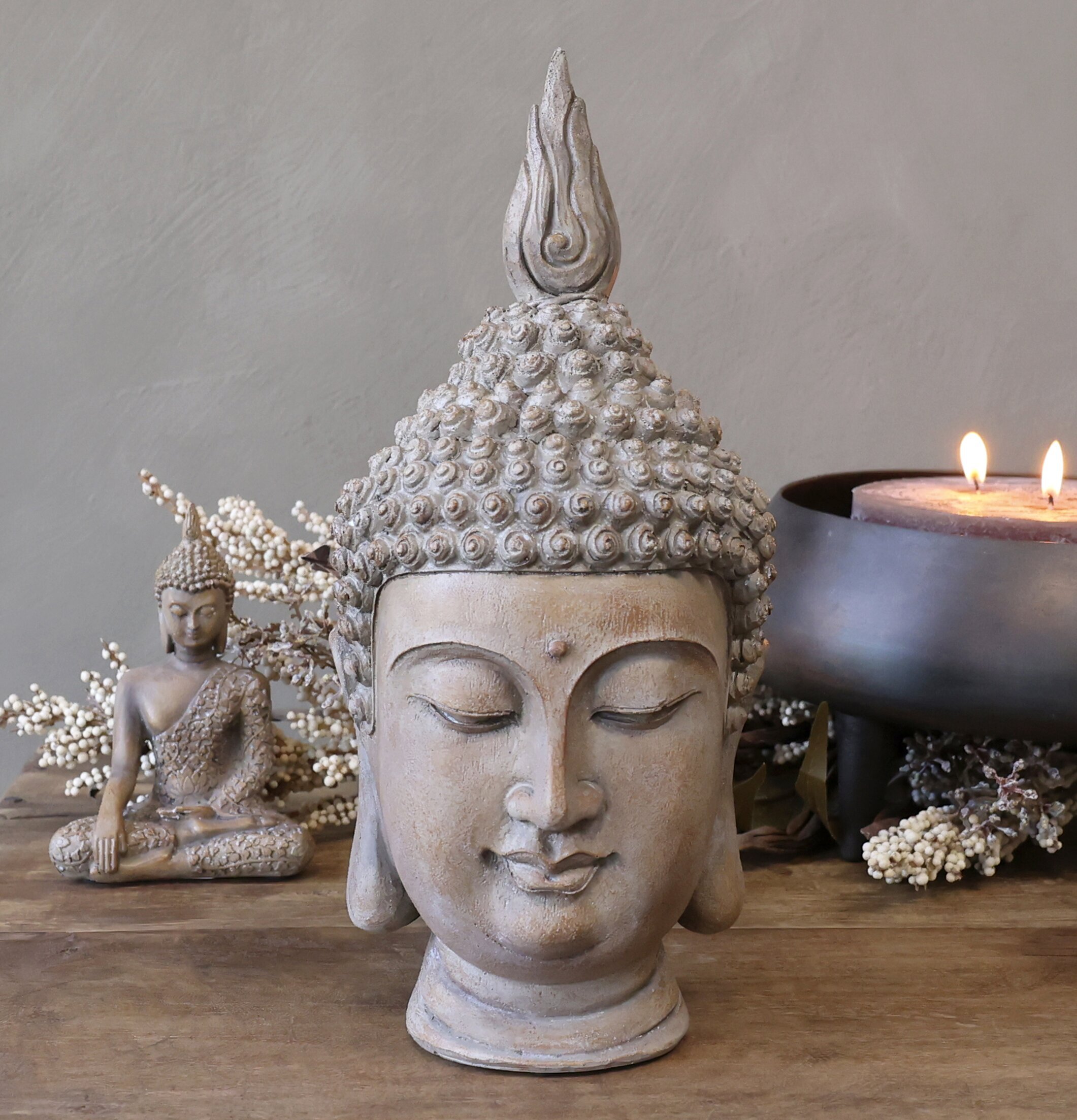 Peaceful Buddha från Chic Antique med ljus och blommor