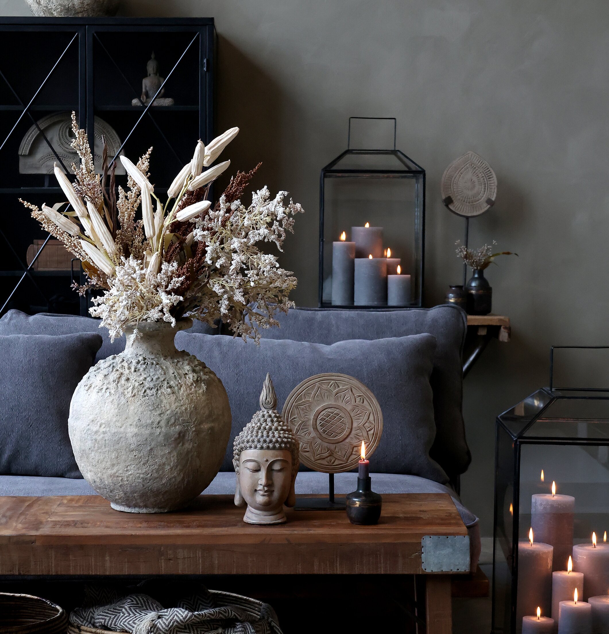 Peaceful Buddha från Chic Antique på ett robust träbord