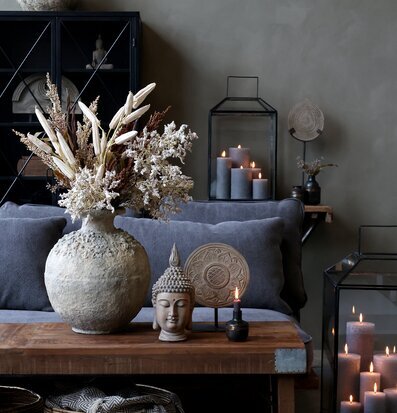 Peaceful Buddha från Chic Antique på ett robust träbord