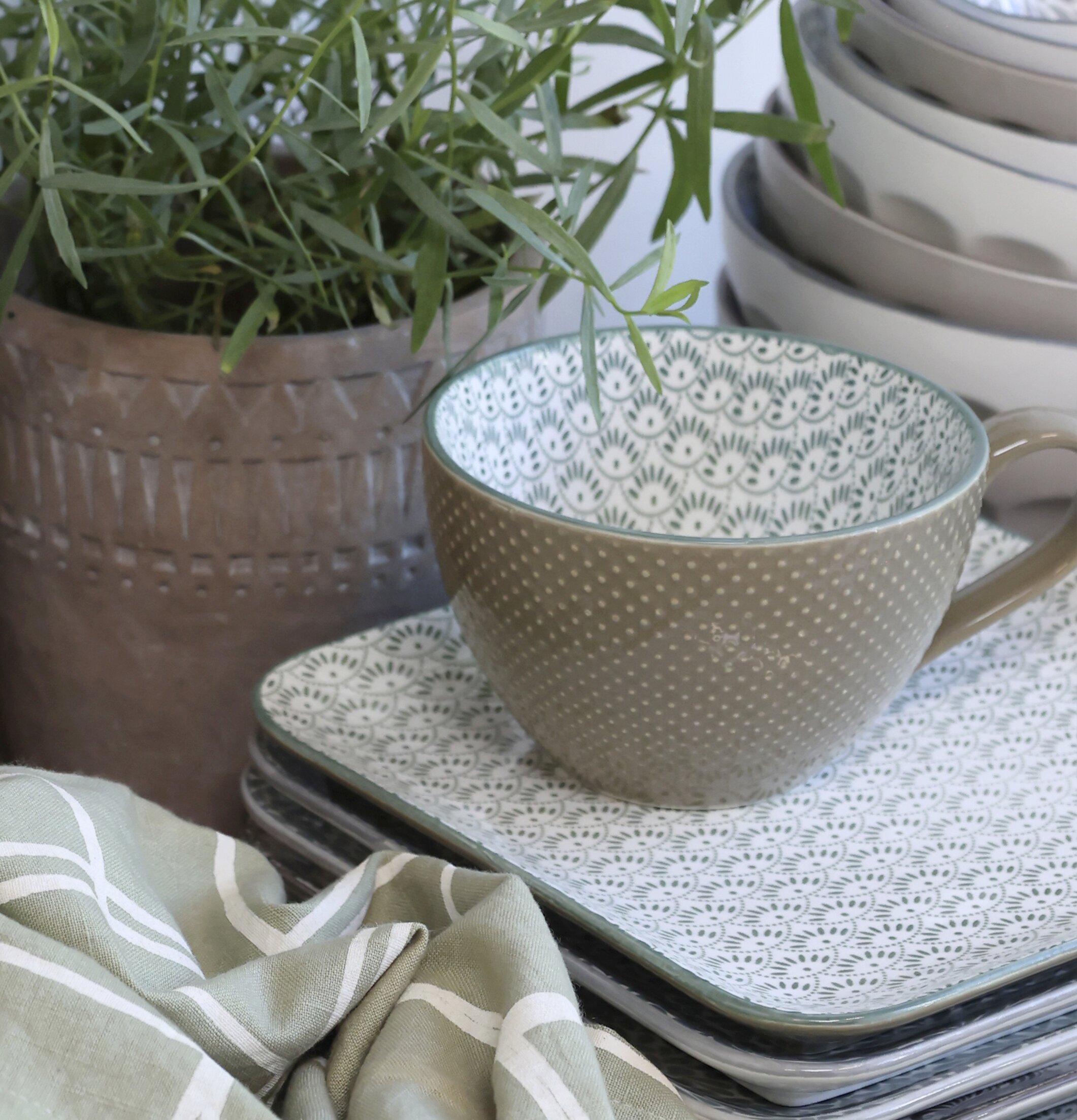 Arés Kopp Verte från Chic Antique med matchande tallrikar