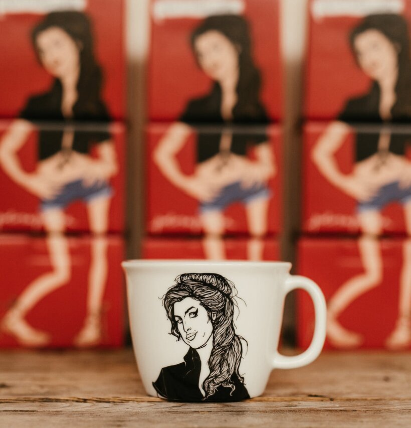 Porslinsmugg Amy - The Muse från PolonaPolona på träbord