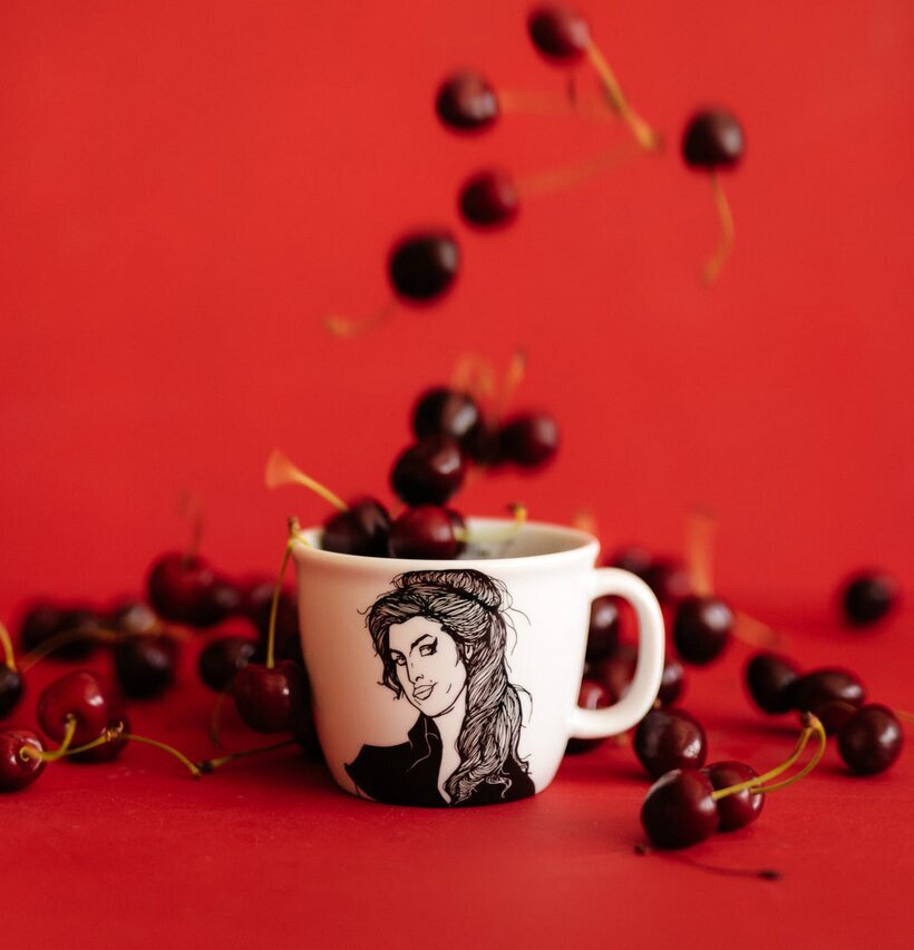 Porslinsmugg Amy - The Muse från PolonaPolona med körsbär