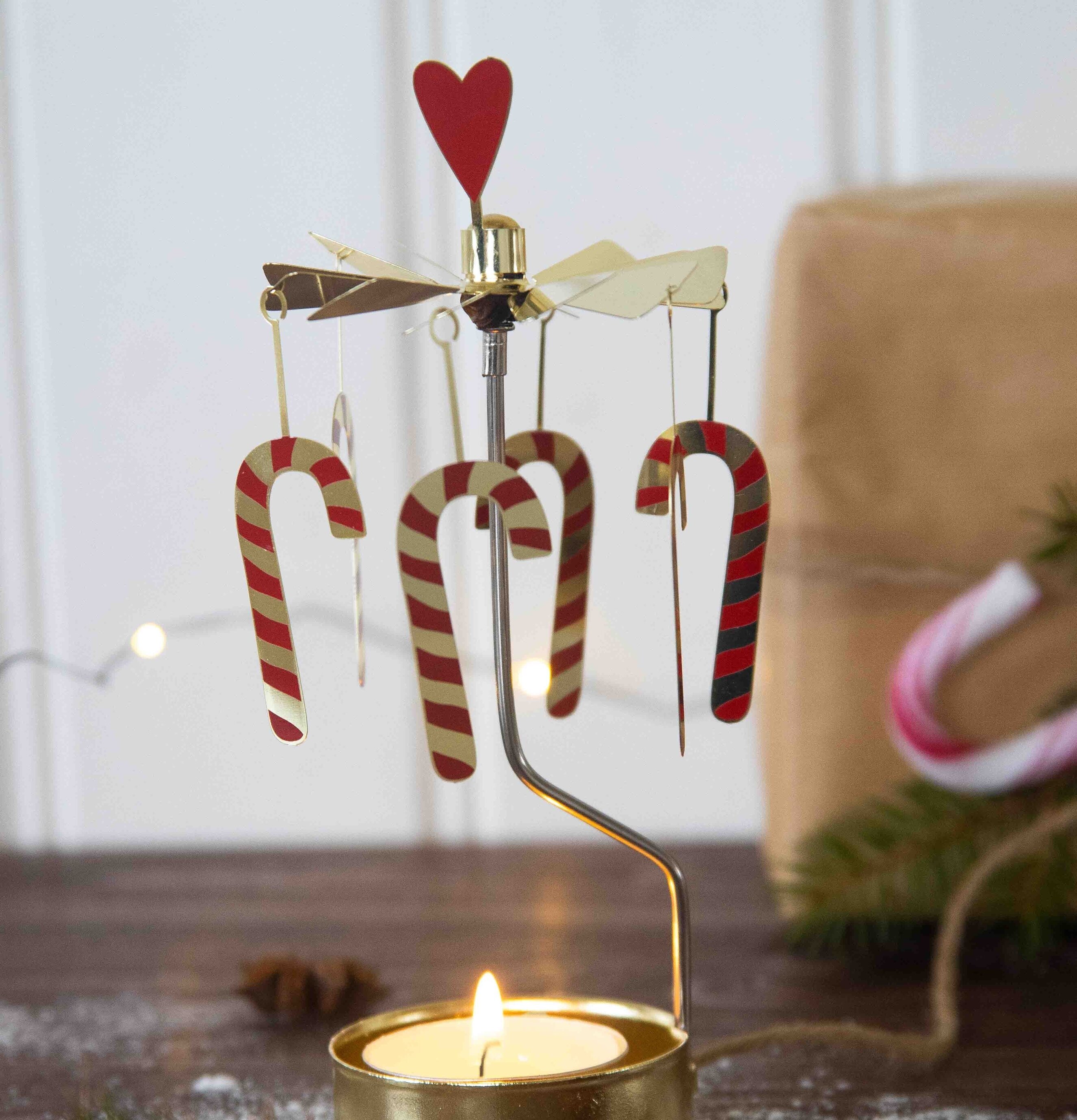 Änglaspel Polkagris från Pluto Produkter på ett träbord