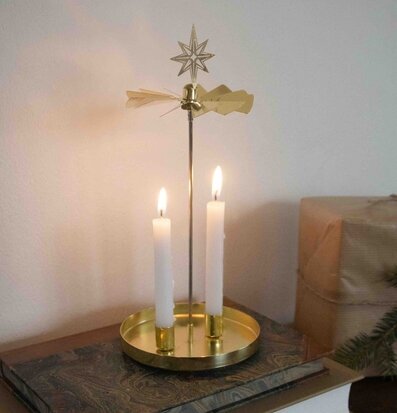 Bild av elegant änglaspel med ljus och rörelse