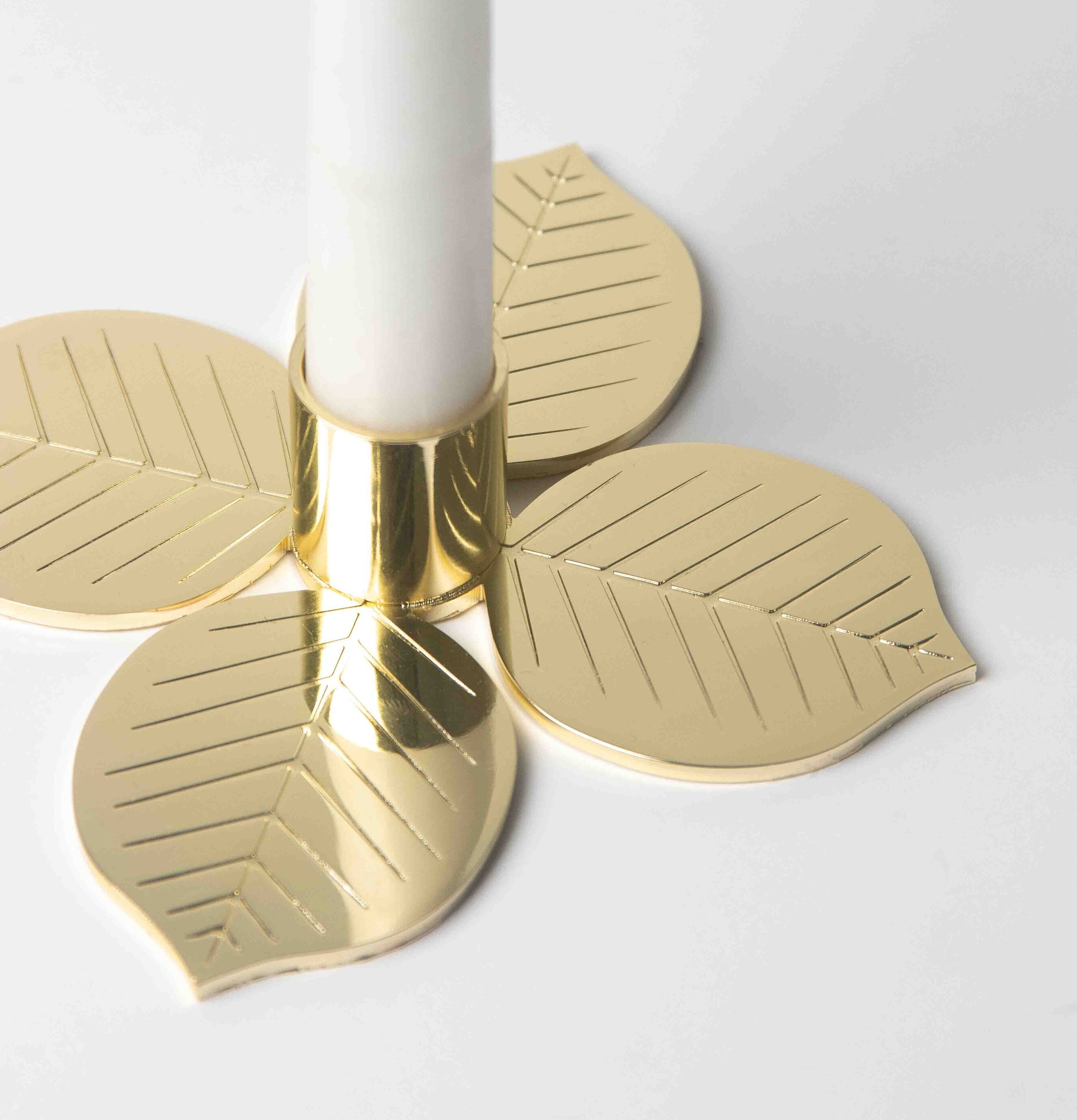 Ljusstake Stig L Berså från Pluto Produkter i gyllene metall