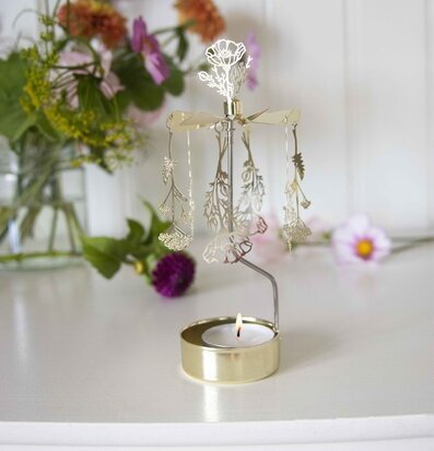 Bild av charmigt änglaspel med blommor och ljus